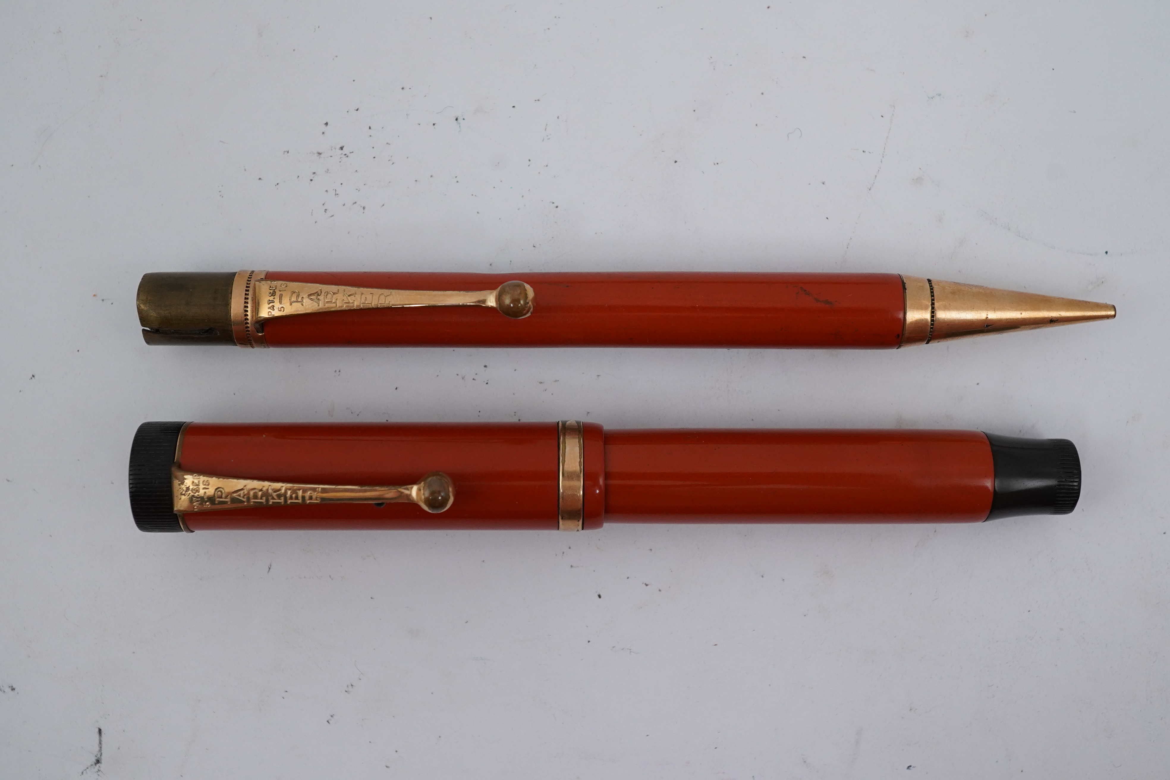 A Parker Duofold Lucky Curve fountain pen, and matching propelling pencil. Condition - poor